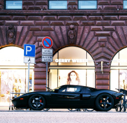 gigglefuck:  not a fan of the black wheel-fad, but its a Ford GT.. so gotta show the love… ~R.