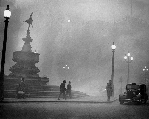 Heavy smog in Piccadilly Circus, London, December 1952