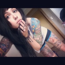 nekomarie:  #shorts #legs #tattoos #nomakeup