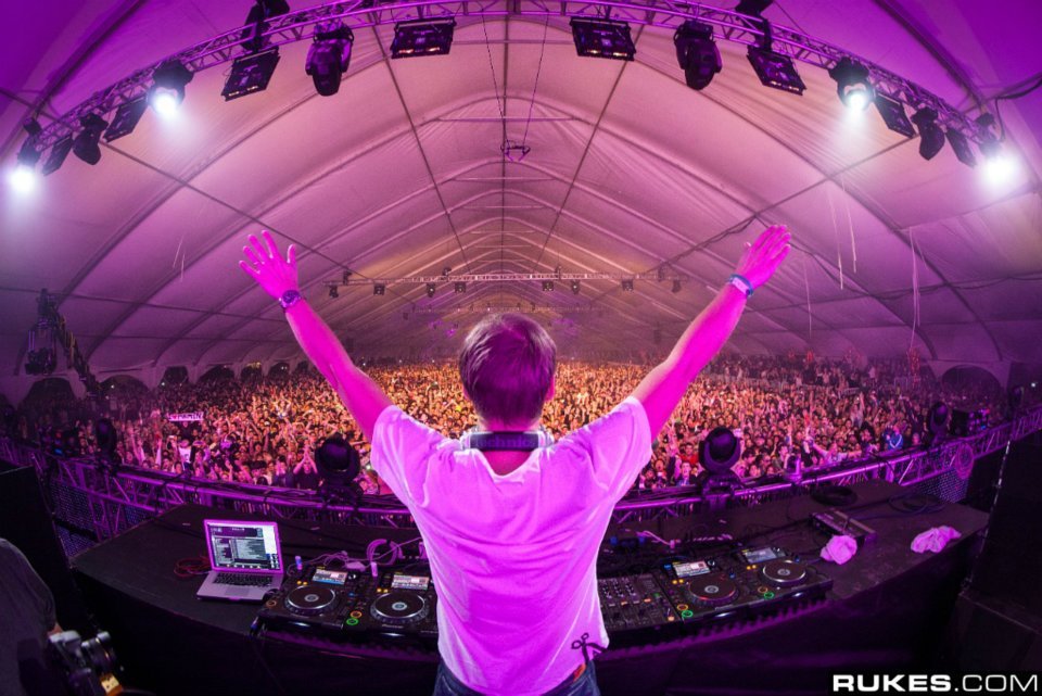 drowninginyourl0ve:  kill-with-kindness:  Please take me back to this moment.  armin