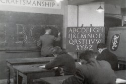 fyeahmonox:  xrojoazulx:  adhalgot:  lettreurs:  Signwritten Art, by A.J. LeweryThis photo is from Laird Art School 1955  Durerooooo  Aaah la vieja escuela, las cosas deberían de seguirse haciendo así :3  wooo q geniaaal!!  Escribiríamos terrible