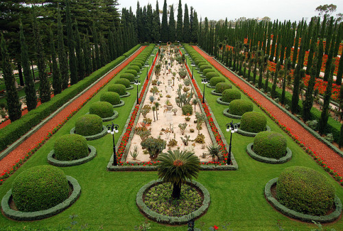 Garden of Bahji in Akko, Israel (by djKianoosh).