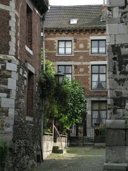 (via View on a courtyard, a photo from Liege, Wallonia | TrekEarth) Liège, Belgium