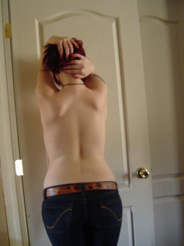 inkwelljules:  And this is my back in all it’s curvy freckled glory. 