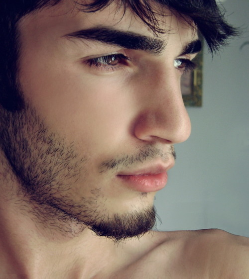 queerio:  reddecatur:  Here he comes…  Mmmmmmm 