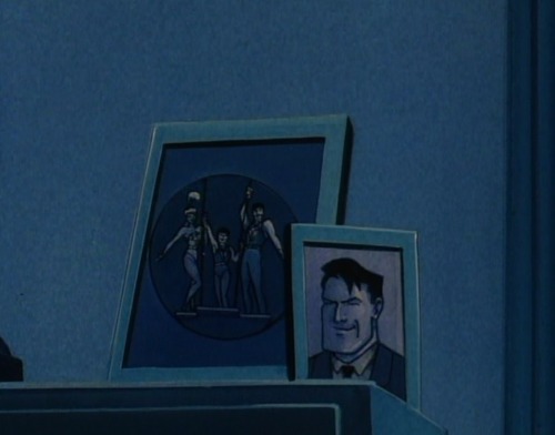 fyeahbatmanandrobin:Dick’s dorm room.  The first screencap shows pictures of his parents and Bruce o