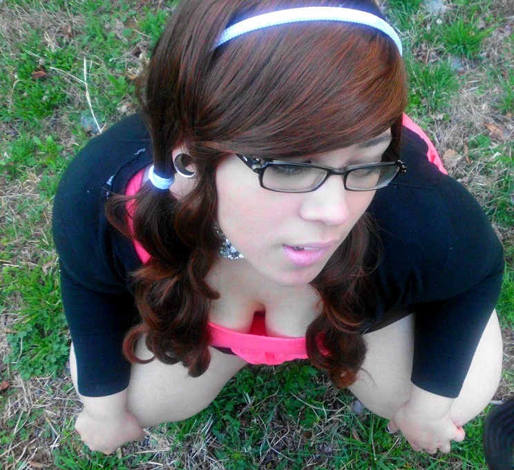 beebeedubyew:  Dressed up to undress.  I&rsquo;d bend over and shove her tongue