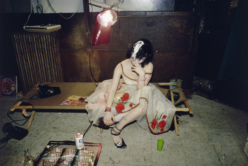 wazte:Nan Goldin, Trixie on the Cot, New York City, 1979.