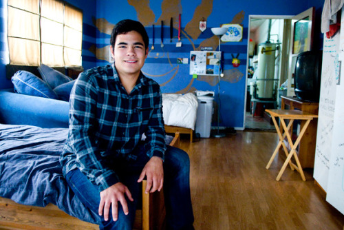 Isaac Gomez, un hombre trans que pudo transicionar a los 14 años gracias al apoyo de su familia. (En