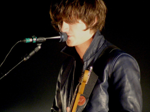 smallarcticmonkey:  Marry me, pleaseeeee  ona week babe