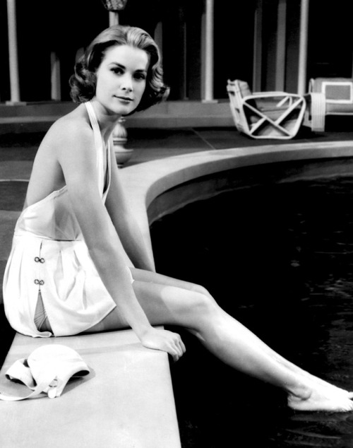 vogueaustralia: Grace Kelly: Style Icon is now on at Bendigo Art Gallery. See some of her iconic go