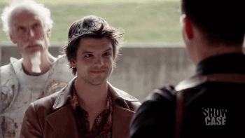 jamanddogtags:consulting-candyman:Andrew Lee Potts as Hatter in Syfy’s AliceI ship Hatter and his ha