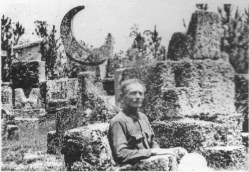 jollyrogers777:  austindpearce:  How did one five-foot-tall, 100-pound man build an intricate rock garden using pieces of coral that weighed several tons each? Coral Castle, in Homestead, Florida, was Latvian immigrant Ed Leedskalnin’s monument to a