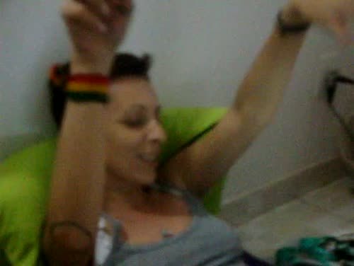 suminaneblina:  MINHA MÃE CANTANDO A REZADEIRA DO PROJOTA. KKKKKK 