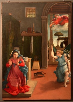 Sopra: Lorenzo Lotto, Annunciazione di Recanati; Sotto: Raffaello Sanzio, Madonna con bambino