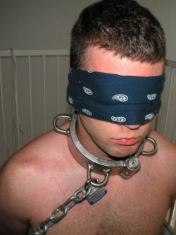 kinkydirtymen:  Gay jock blindfolded and collared