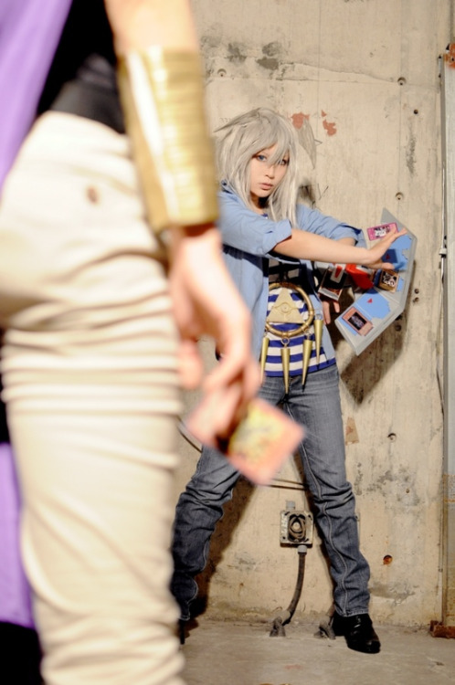 cosplayninja:  What an awesome cosplay of Yu-gi-oh!’s Bakura and Marik by Uemura Sakuto and 透奈.