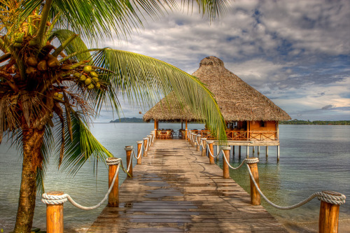 Beautiful lodge at Bocas del Toro beach, Panamá (by Chodaboy).