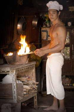 chinitongkalbo:   I know it’s unhygienic to cook without clothes but who cares!  