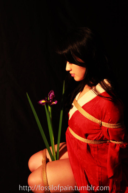 fossilofpain:  iris (a human vase) http://fossilofpain.tumblr.com 