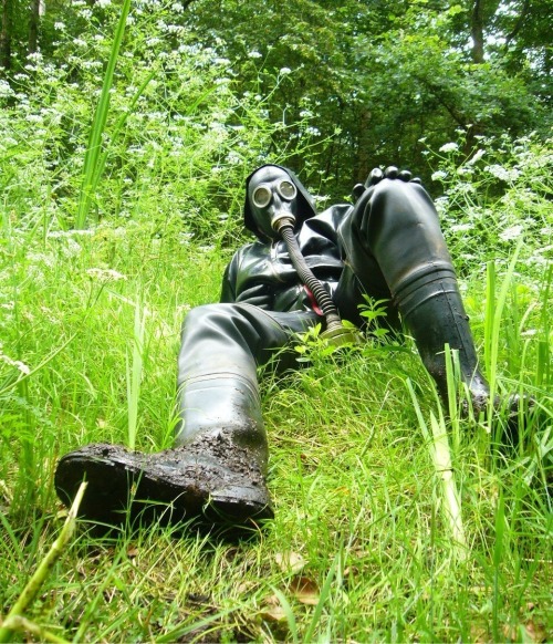 skinrubberlover: rubberping: muddy waders SKIN RUBBER LOVER Tumblr | Tumblr Ask | Email | Archive | 