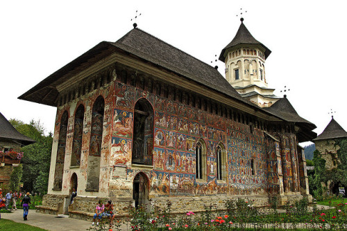 Moldovita monastery, a Unesco Heritage Site in Bucovina, Romania (by SBA73).