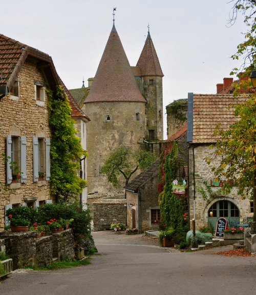 Châteauneuf-en-Auxois, a beautiful village in Burgundy, France (by Michele*mp).