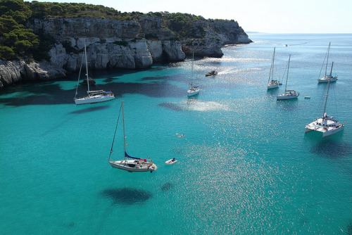 The blue transparent waters of Cala Macarella, Minorca Island, Spain (by bizzo_65).