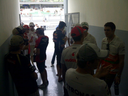 jesouhaite: @Lotus_F1Team gave us this nice shot from the drivers waiting to go on the parade. :3