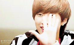  111017 Gwangju Fansign Event   Went from being cute in the third gif to sexy on