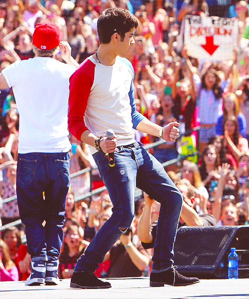 harry-in-my-bed-24-7:  he looks so hot like omfg really 
