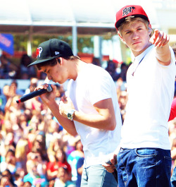 rayjay1317:  liam beatboxing, ? xx sexy nialler  they are perfect