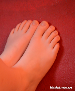 feistyfeet:  Naked toes. I actually really