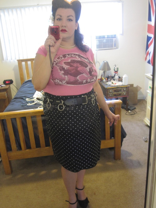 fallopianrhapsody:I’m loving my outfit, but not so much my messy room.