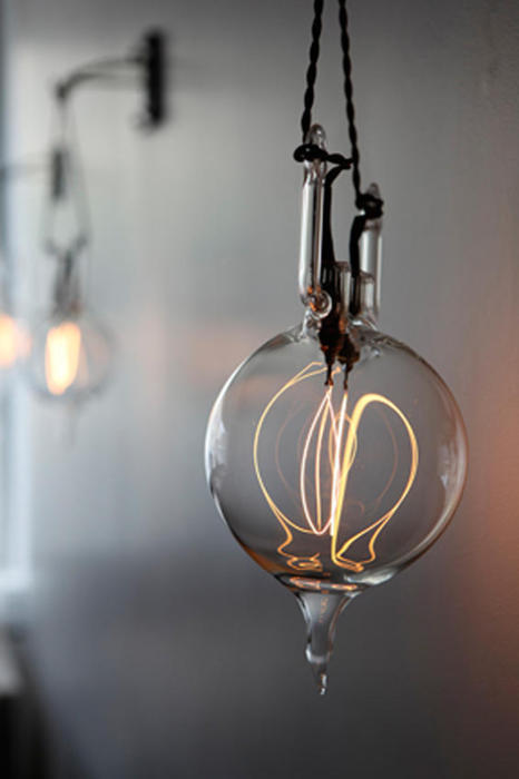 b-undt:  notesondesign:  bare bulb  罪人 + 情人      