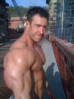 drwannabe:  Erik Fankhouser. Impressive tricep