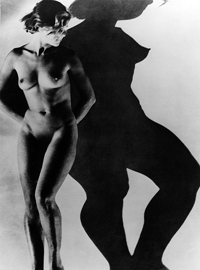 hoodoothatvoodoo: Model ‘Assia’ photographed by Dora Maar Paris 1933