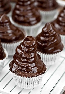ladyatheist:  grrrljuice:  taylorebonii:  the-absolute-best-posts:  thecakebar: Learn the technique: Hi Hat Cupcakes! Follow this blog, you will love it on your dashboard    WHAT.  This is the most beautiful thing I’ve ever seen. 