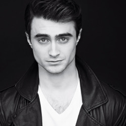 sexycheekbones:  Daniel Radcliffe’s cheekbones. 