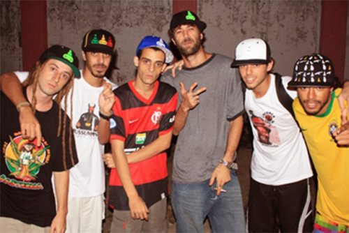  Vídeos no Youtube com perto de um milhão de visitas, twitcam com mais de 17 mil views acompanhando ao vivo, download gratuito do disco derrubando o servidor da banda. Então você sai do mundo digital e vai para o real… Mais de cinco mil pessoas