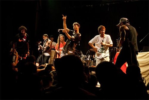  Vídeos no Youtube com perto de um milhão de visitas, twitcam com mais de 17 mil views acompanhando ao vivo, download gratuito do disco derrubando o servidor da banda. Então você sai do mundo digital e vai para o real… Mais de cinco mil pessoas