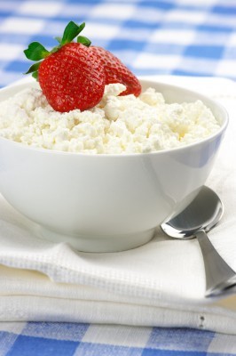 El requesón es un alimento bajo en calorías y alto en proteínas. Además de tener muchas menos calorías que la mayoría de los quesos (la mitad que el queso fresco, y cinco veces menos que un queso curado) es tan versatil que lo puedes usar tanto en...