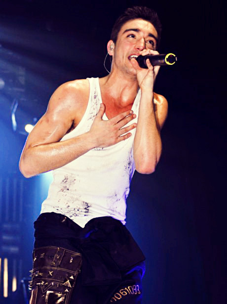 mrs-nathansykes:  can i just say, Tomtom looks pretty darn sexy when he’s sweaty