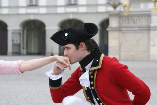 dailyreenactor:(via Kiss by ~Weinglasarien on deviantART)