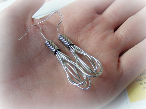 DIY Miniature Whisk Earrings. Perfect gift for a cook. Have you seen these on Etsy? I have. Easy tut