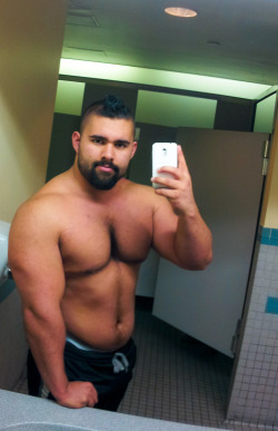noodlesandbeef:  Up to 228lbs! Slowly bulking back up…this time with a clean diet! I probably could’ve stood to cut down a bit longer, but I don’t think my genetics will allow me to have abs. 
