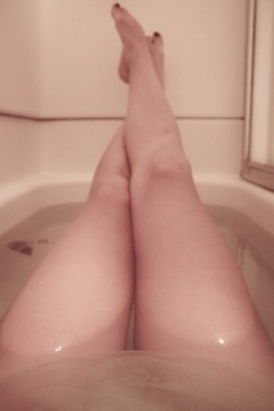 intoxifaded:  Totally innocent picture of my legs in the tub, oOoO oh look at that random teabag haha 