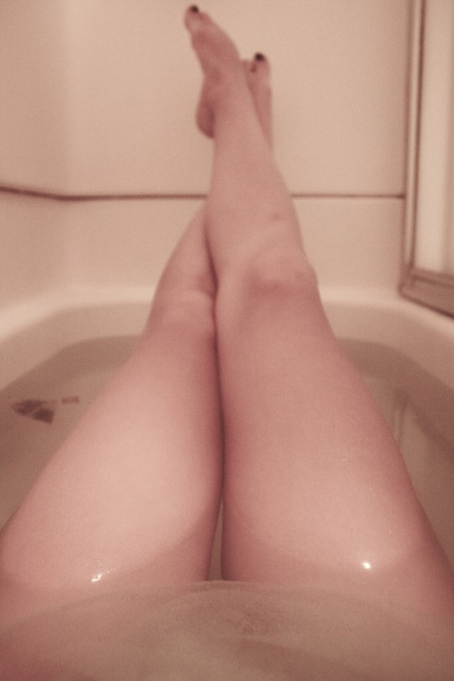intoxifaded:  Totally innocent picture of my legs in the tub, oOoO oh look at that random teabag haha 