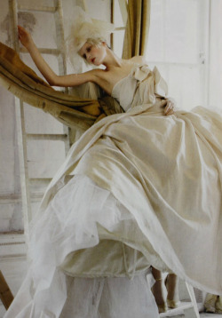 emotionally-slutty:  “Lady Grey” by Tim Walker 