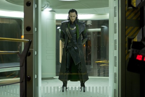 becausehiddles: johanirae: The pictures finally came out in HQ, and what do I notice in the backgrou